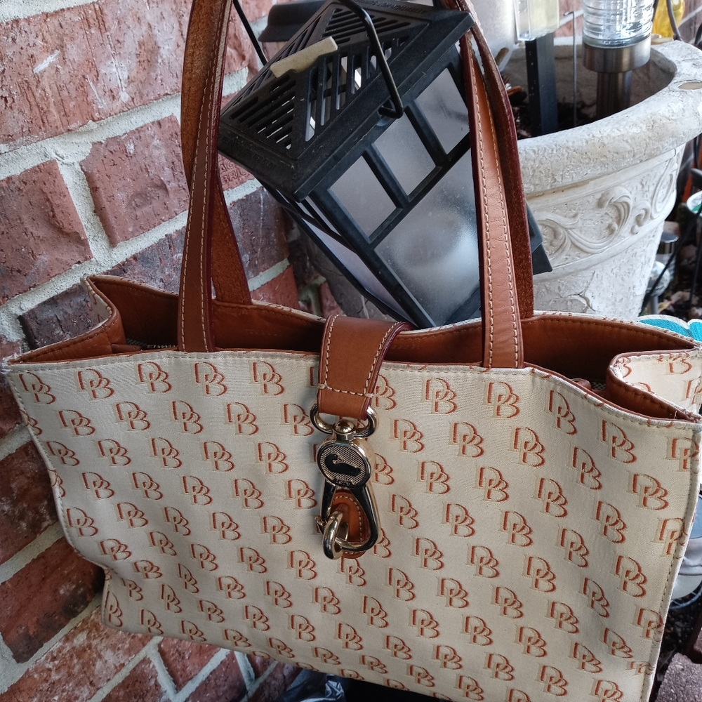 LADIES LARGE HANDBAG BY DOONEY & BOURKE - Picture 1 of 5